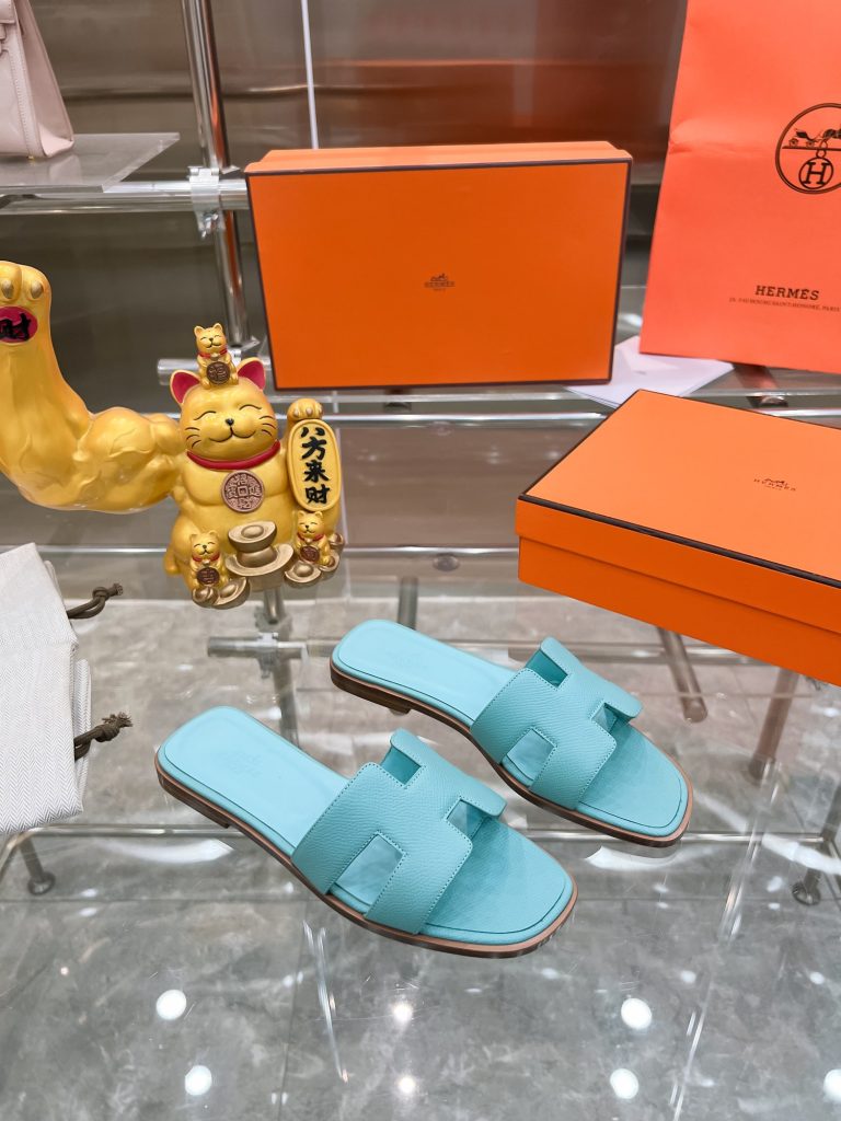 图片[4]-2023HERMES 纯进口意大利 Epsom皮 Oran凉鞋 最新配色，上脚更舒适，H有历史代表作品，永恒经典款H凉拖，居家出行两不误，此鞋款是您衣柜的点睛之笔，上脚颜值超高💃🏻💃🏻💃🏻鞋面材质💗：纯进口牛皮牛里鞋中底 💖: 纯进口牛皮包中底鞋底材质💗：零裂缝真皮中大底👑👑👑码数 💗：35-40全码(34 41 42定做不退不换)-newbee