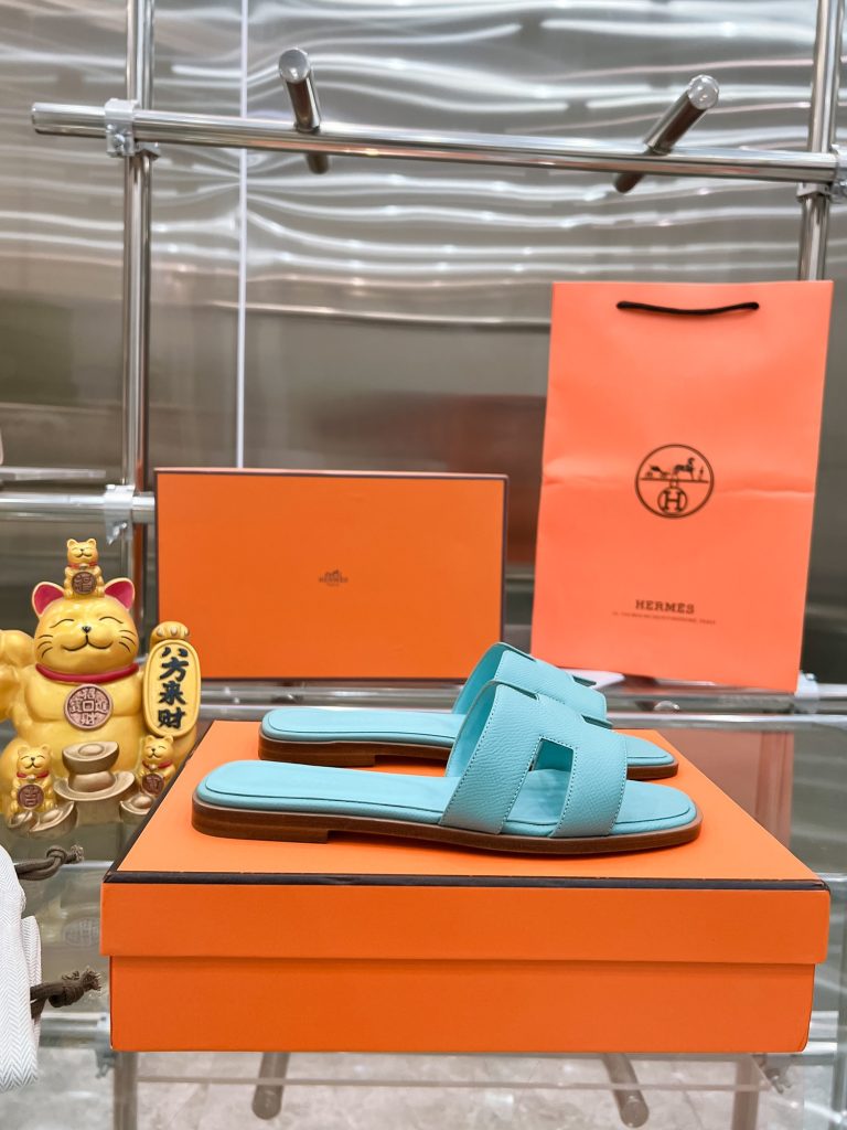 图片[5]-2023HERMES 纯进口意大利 Epsom皮 Oran凉鞋 最新配色，上脚更舒适，H有历史代表作品，永恒经典款H凉拖，居家出行两不误，此鞋款是您衣柜的点睛之笔，上脚颜值超高💃🏻💃🏻💃🏻鞋面材质💗：纯进口牛皮牛里鞋中底 💖: 纯进口牛皮包中底鞋底材质💗：零裂缝真皮中大底👑👑👑码数 💗：35-40全码(34 41 42定做不退不换)-newbee