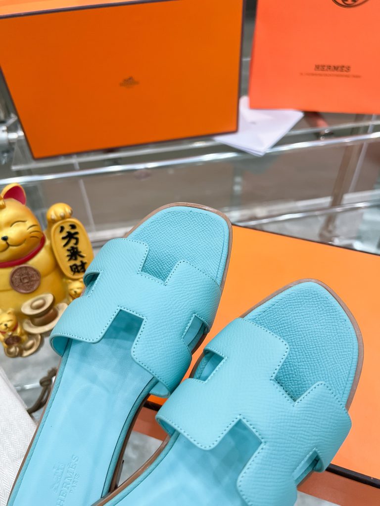 图片[6]-2023HERMES 纯进口意大利 Epsom皮 Oran凉鞋 最新配色，上脚更舒适，H有历史代表作品，永恒经典款H凉拖，居家出行两不误，此鞋款是您衣柜的点睛之笔，上脚颜值超高💃🏻💃🏻💃🏻鞋面材质💗：纯进口牛皮牛里鞋中底 💖: 纯进口牛皮包中底鞋底材质💗：零裂缝真皮中大底👑👑👑码数 💗：35-40全码(34 41 42定做不退不换)-newbee