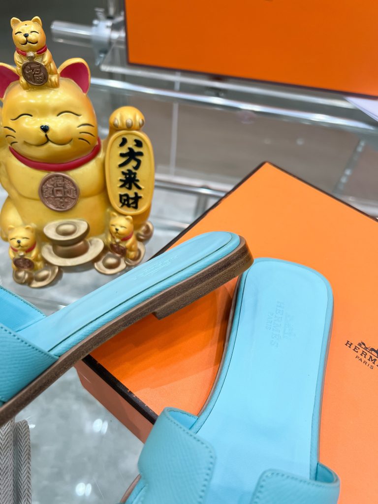 图片[7]-2023HERMES 纯进口意大利 Epsom皮 Oran凉鞋 最新配色，上脚更舒适，H有历史代表作品，永恒经典款H凉拖，居家出行两不误，此鞋款是您衣柜的点睛之笔，上脚颜值超高💃🏻💃🏻💃🏻鞋面材质💗：纯进口牛皮牛里鞋中底 💖: 纯进口牛皮包中底鞋底材质💗：零裂缝真皮中大底👑👑👑码数 💗：35-40全码(34 41 42定做不退不换)-newbee