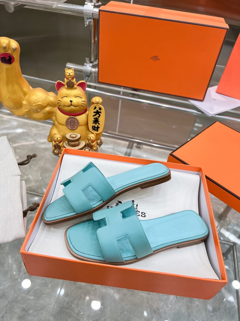 图片[8]-2023HERMES 纯进口意大利 Epsom皮 Oran凉鞋 最新配色，上脚更舒适，H有历史代表作品，永恒经典款H凉拖，居家出行两不误，此鞋款是您衣柜的点睛之笔，上脚颜值超高💃🏻💃🏻💃🏻鞋面材质💗：纯进口牛皮牛里鞋中底 💖: 纯进口牛皮包中底鞋底材质💗：零裂缝真皮中大底👑👑👑码数 💗：35-40全码(34 41 42定做不退不换)-newbee