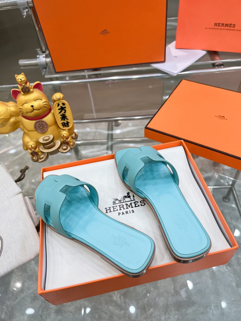 图片[9]-2023HERMES 纯进口意大利 Epsom皮 Oran凉鞋 最新配色，上脚更舒适，H有历史代表作品，永恒经典款H凉拖，居家出行两不误，此鞋款是您衣柜的点睛之笔，上脚颜值超高💃🏻💃🏻💃🏻鞋面材质💗：纯进口牛皮牛里鞋中底 💖: 纯进口牛皮包中底鞋底材质💗：零裂缝真皮中大底👑👑👑码数 💗：35-40全码(34 41 42定做不退不换)-newbee