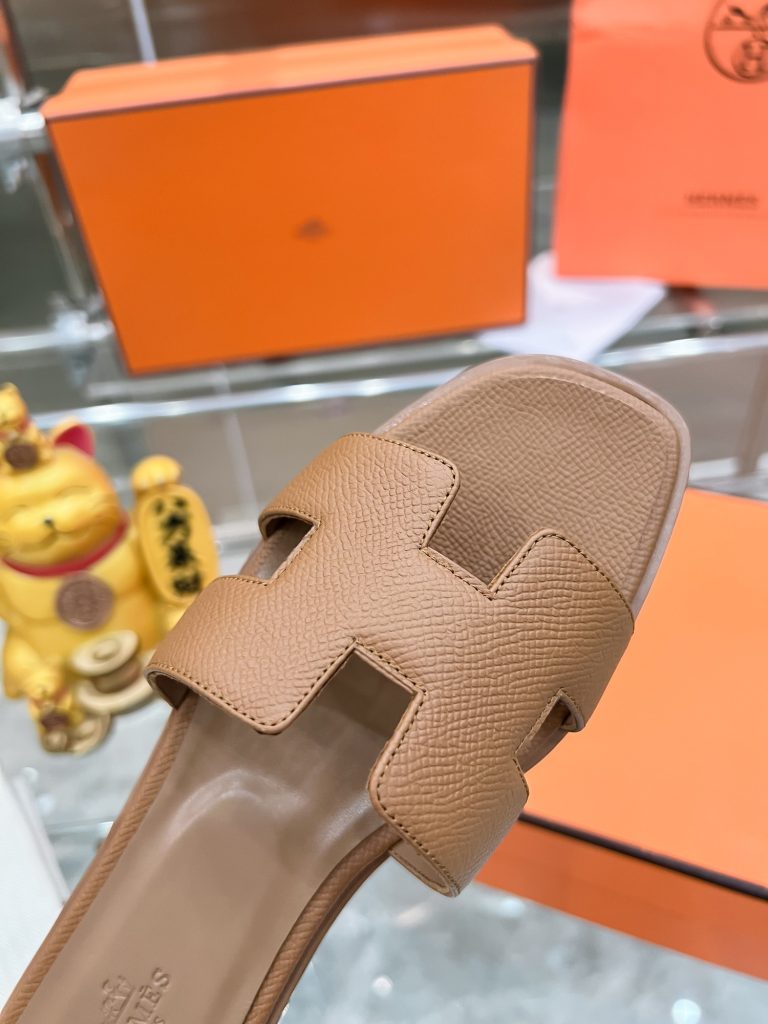 2023HERMES 纯进口意大利 Epsom皮 Oran凉鞋 最新配色，上脚更舒适，H有历史代表作品，永恒经典款H凉拖，居家出行两不误，此鞋款是您衣柜的点睛之笔，上脚颜值超高💃🏻💃🏻💃🏻鞋面材质💗：纯进口牛皮牛里鞋中底 💖: 纯进口牛皮包中底鞋底材质💗：零裂缝真皮中大底👑👑👑码数 💗：35-40全码(34 41 42定做不退不换)-newbee