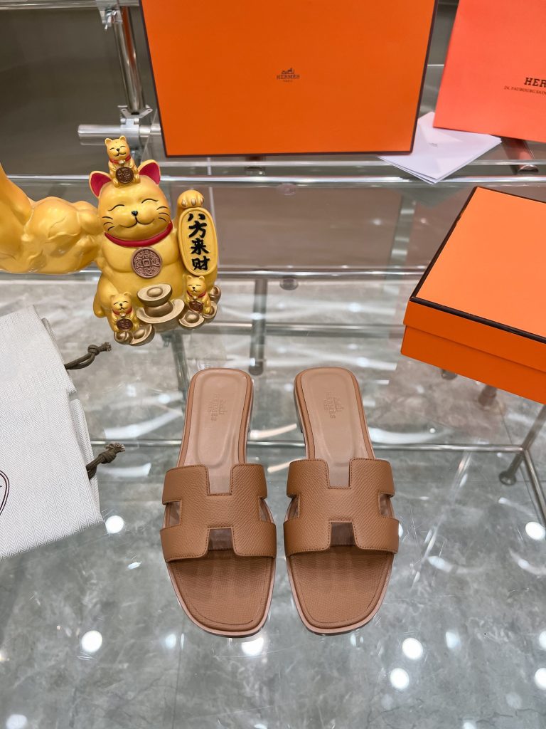 图片[2]-2023HERMES 纯进口意大利 Epsom皮 Oran凉鞋 最新配色，上脚更舒适，H有历史代表作品，永恒经典款H凉拖，居家出行两不误，此鞋款是您衣柜的点睛之笔，上脚颜值超高💃🏻💃🏻💃🏻鞋面材质💗：纯进口牛皮牛里鞋中底 💖: 纯进口牛皮包中底鞋底材质💗：零裂缝真皮中大底👑👑👑码数 💗：35-40全码(34 41 42定做不退不换)-newbee