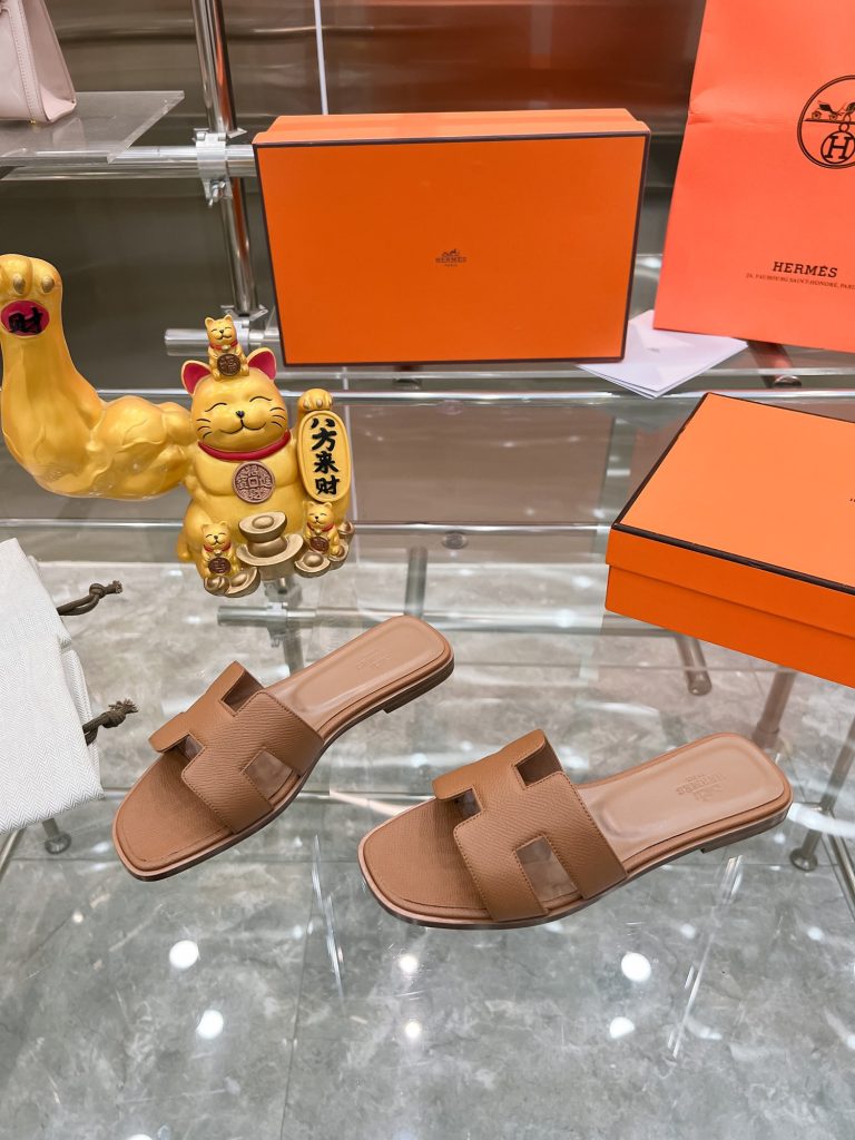 图片[3]-2023HERMES 纯进口意大利 Epsom皮 Oran凉鞋 最新配色，上脚更舒适，H有历史代表作品，永恒经典款H凉拖，居家出行两不误，此鞋款是您衣柜的点睛之笔，上脚颜值超高💃🏻💃🏻💃🏻鞋面材质💗：纯进口牛皮牛里鞋中底 💖: 纯进口牛皮包中底鞋底材质💗：零裂缝真皮中大底👑👑👑码数 💗：35-40全码(34 41 42定做不退不换)-newbee