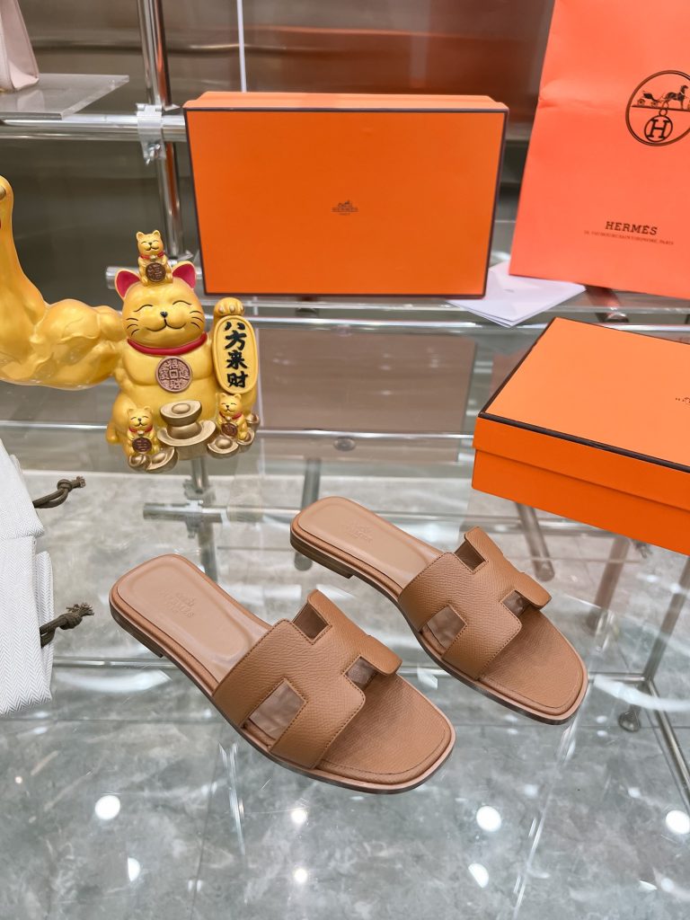 图片[4]-2023HERMES 纯进口意大利 Epsom皮 Oran凉鞋 最新配色，上脚更舒适，H有历史代表作品，永恒经典款H凉拖，居家出行两不误，此鞋款是您衣柜的点睛之笔，上脚颜值超高💃🏻💃🏻💃🏻鞋面材质💗：纯进口牛皮牛里鞋中底 💖: 纯进口牛皮包中底鞋底材质💗：零裂缝真皮中大底👑👑👑码数 💗：35-40全码(34 41 42定做不退不换)-newbee