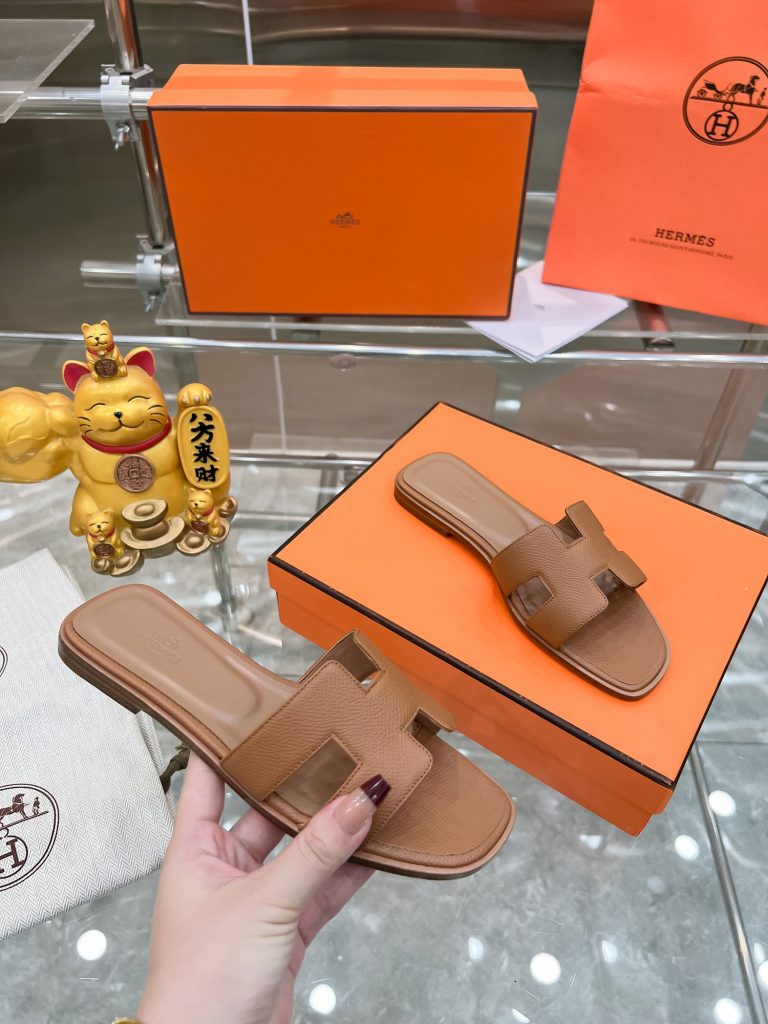 图片[5]-2023HERMES 纯进口意大利 Epsom皮 Oran凉鞋 最新配色，上脚更舒适，H有历史代表作品，永恒经典款H凉拖，居家出行两不误，此鞋款是您衣柜的点睛之笔，上脚颜值超高💃🏻💃🏻💃🏻鞋面材质💗：纯进口牛皮牛里鞋中底 💖: 纯进口牛皮包中底鞋底材质💗：零裂缝真皮中大底👑👑👑码数 💗：35-40全码(34 41 42定做不退不换)-newbee