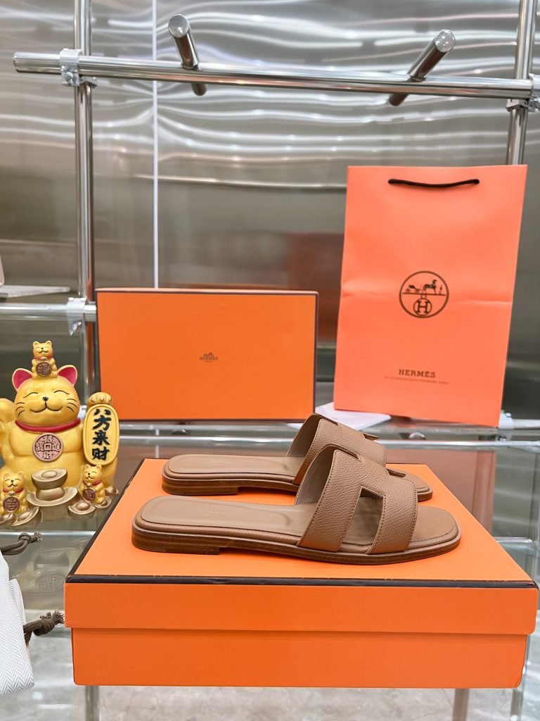 图片[6]-2023HERMES 纯进口意大利 Epsom皮 Oran凉鞋 最新配色，上脚更舒适，H有历史代表作品，永恒经典款H凉拖，居家出行两不误，此鞋款是您衣柜的点睛之笔，上脚颜值超高💃🏻💃🏻💃🏻鞋面材质💗：纯进口牛皮牛里鞋中底 💖: 纯进口牛皮包中底鞋底材质💗：零裂缝真皮中大底👑👑👑码数 💗：35-40全码(34 41 42定做不退不换)-newbee