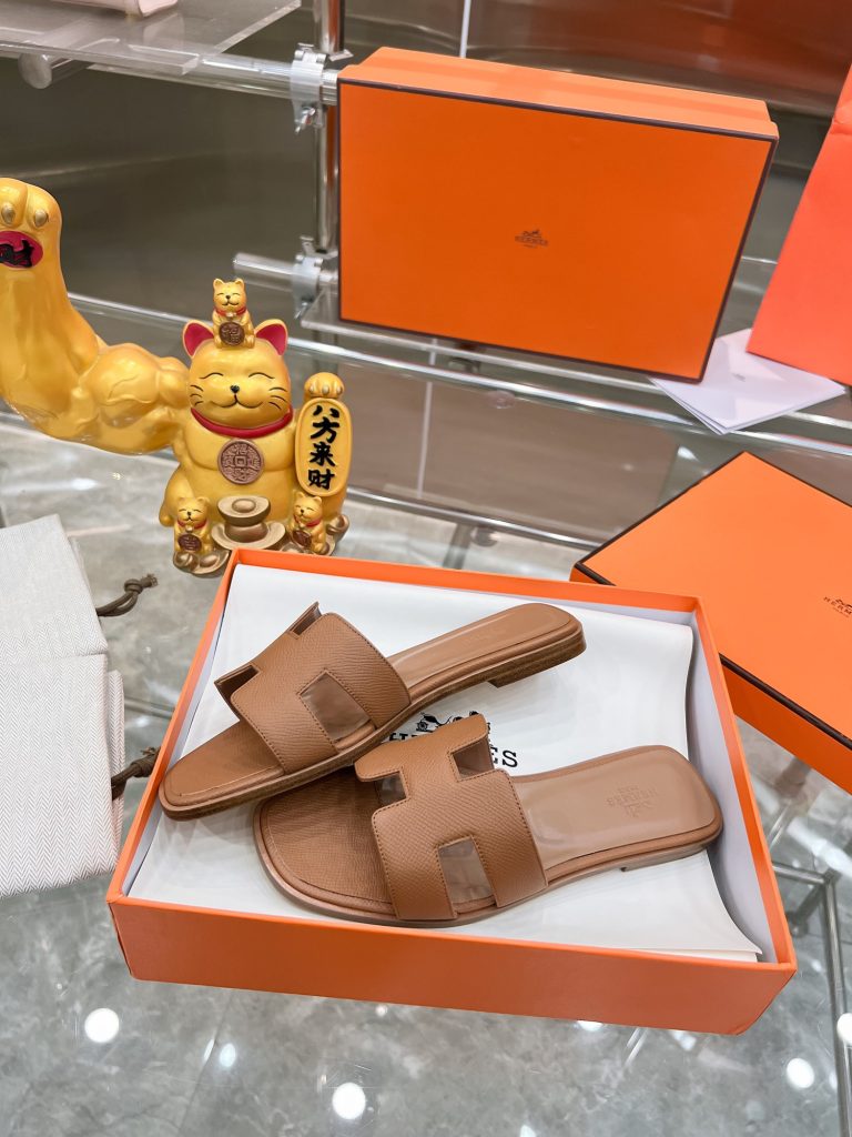 图片[7]-2023HERMES 纯进口意大利 Epsom皮 Oran凉鞋 最新配色，上脚更舒适，H有历史代表作品，永恒经典款H凉拖，居家出行两不误，此鞋款是您衣柜的点睛之笔，上脚颜值超高💃🏻💃🏻💃🏻鞋面材质💗：纯进口牛皮牛里鞋中底 💖: 纯进口牛皮包中底鞋底材质💗：零裂缝真皮中大底👑👑👑码数 💗：35-40全码(34 41 42定做不退不换)-newbee