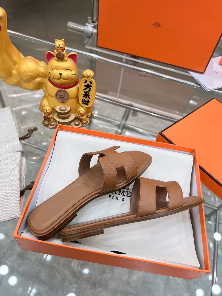 图片[8]-2023HERMES 纯进口意大利 Epsom皮 Oran凉鞋 最新配色，上脚更舒适，H有历史代表作品，永恒经典款H凉拖，居家出行两不误，此鞋款是您衣柜的点睛之笔，上脚颜值超高💃🏻💃🏻💃🏻鞋面材质💗：纯进口牛皮牛里鞋中底 💖: 纯进口牛皮包中底鞋底材质💗：零裂缝真皮中大底👑👑👑码数 💗：35-40全码(34 41 42定做不退不换)-newbee