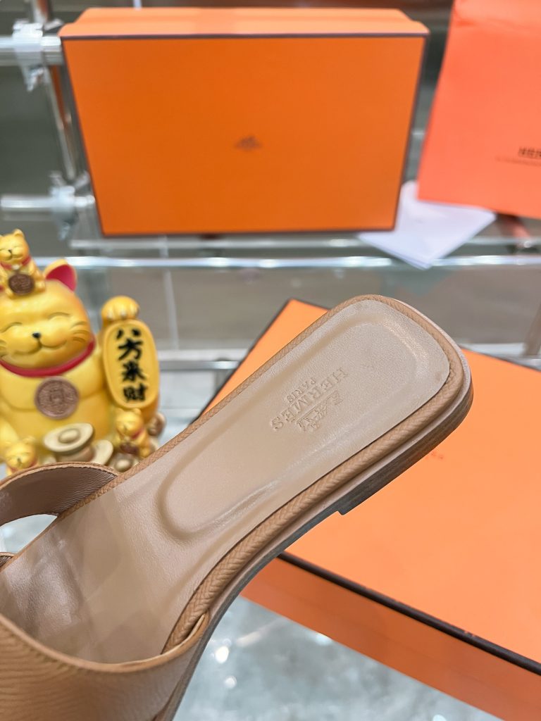 图片[9]-2023HERMES 纯进口意大利 Epsom皮 Oran凉鞋 最新配色，上脚更舒适，H有历史代表作品，永恒经典款H凉拖，居家出行两不误，此鞋款是您衣柜的点睛之笔，上脚颜值超高💃🏻💃🏻💃🏻鞋面材质💗：纯进口牛皮牛里鞋中底 💖: 纯进口牛皮包中底鞋底材质💗：零裂缝真皮中大底👑👑👑码数 💗：35-40全码(34 41 42定做不退不换)-newbee