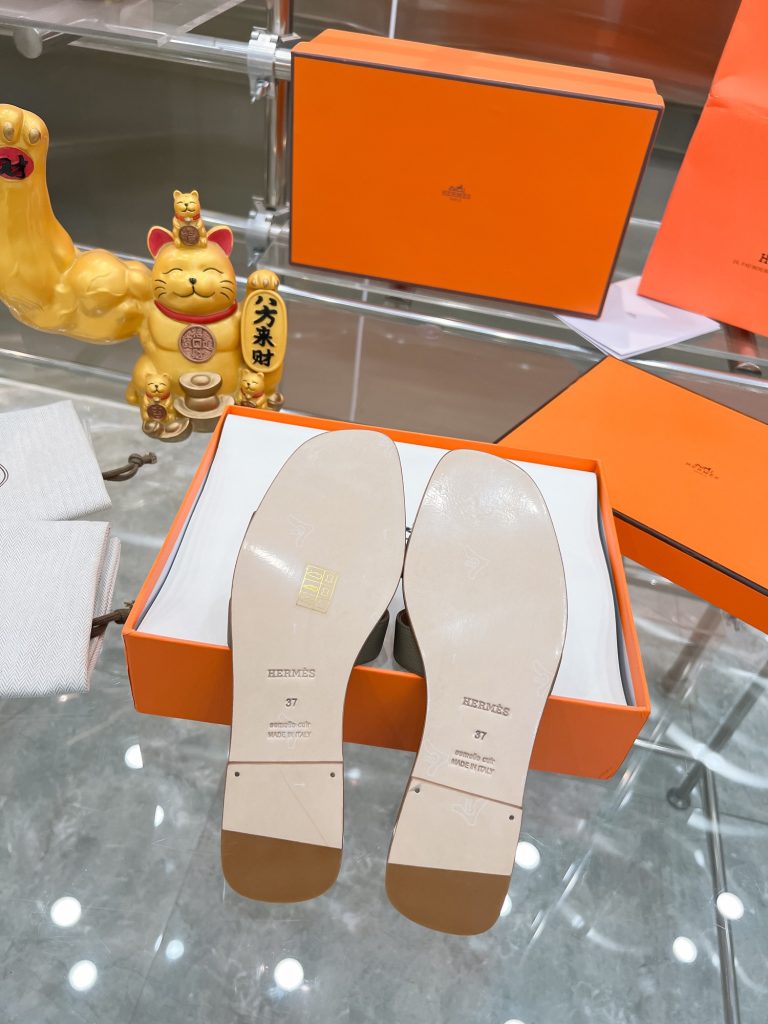 图片[2]-2023HERMES 纯进口意大利 Epsom皮 Oran凉鞋 最新配色，上脚更舒适，H有历史代表作品，永恒经典款H凉拖，居家出行两不误，此鞋款是您衣柜的点睛之笔，上脚颜值超高💃🏻💃🏻💃🏻鞋面材质💗：纯进口牛皮牛里鞋中底 💖: 纯进口牛皮包中底鞋底材质💗：零裂缝真皮中大底👑👑👑码数 💗：35-40全码(34 41 42定做不退不换)-newbee
