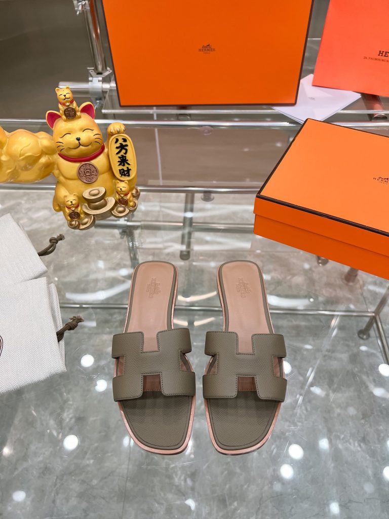 2023HERMES 纯进口意大利 Epsom皮 Oran凉鞋 最新配色，上脚更舒适，H有历史代表作品，永恒经典款H凉拖，居家出行两不误，此鞋款是您衣柜的点睛之笔，上脚颜值超高💃🏻💃🏻💃🏻鞋面材质💗：纯进口牛皮牛里鞋中底 💖: 纯进口牛皮包中底鞋底材质💗：零裂缝真皮中大底👑👑👑码数 💗：35-40全码(34 41 42定做不退不换)-newbee