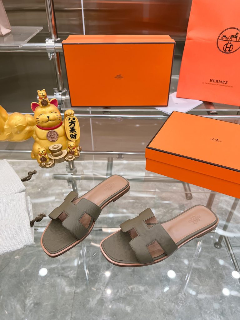 图片[3]-2023HERMES 纯进口意大利 Epsom皮 Oran凉鞋 最新配色，上脚更舒适，H有历史代表作品，永恒经典款H凉拖，居家出行两不误，此鞋款是您衣柜的点睛之笔，上脚颜值超高💃🏻💃🏻💃🏻鞋面材质💗：纯进口牛皮牛里鞋中底 💖: 纯进口牛皮包中底鞋底材质💗：零裂缝真皮中大底👑👑👑码数 💗：35-40全码(34 41 42定做不退不换)-newbee