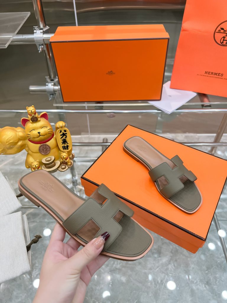 图片[4]-2023HERMES 纯进口意大利 Epsom皮 Oran凉鞋 最新配色，上脚更舒适，H有历史代表作品，永恒经典款H凉拖，居家出行两不误，此鞋款是您衣柜的点睛之笔，上脚颜值超高💃🏻💃🏻💃🏻鞋面材质💗：纯进口牛皮牛里鞋中底 💖: 纯进口牛皮包中底鞋底材质💗：零裂缝真皮中大底👑👑👑码数 💗：35-40全码(34 41 42定做不退不换)-newbee