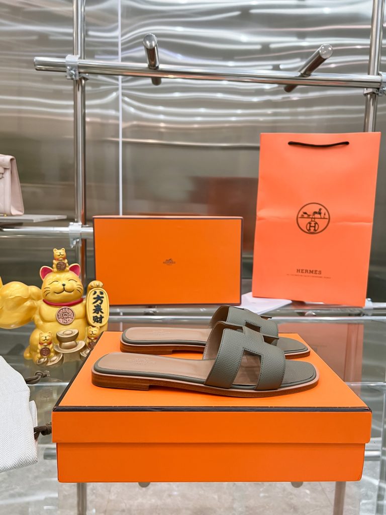 图片[5]-2023HERMES 纯进口意大利 Epsom皮 Oran凉鞋 最新配色，上脚更舒适，H有历史代表作品，永恒经典款H凉拖，居家出行两不误，此鞋款是您衣柜的点睛之笔，上脚颜值超高💃🏻💃🏻💃🏻鞋面材质💗：纯进口牛皮牛里鞋中底 💖: 纯进口牛皮包中底鞋底材质💗：零裂缝真皮中大底👑👑👑码数 💗：35-40全码(34 41 42定做不退不换)-newbee
