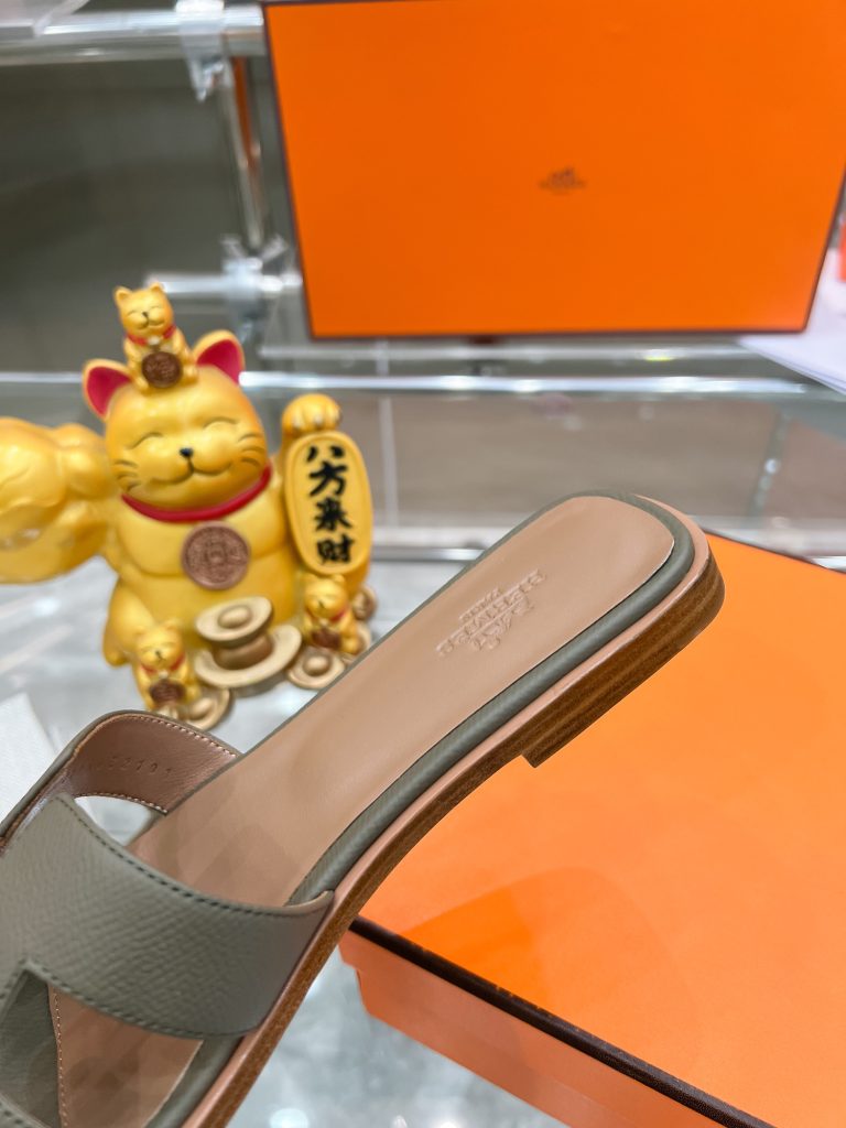 图片[6]-2023HERMES 纯进口意大利 Epsom皮 Oran凉鞋 最新配色，上脚更舒适，H有历史代表作品，永恒经典款H凉拖，居家出行两不误，此鞋款是您衣柜的点睛之笔，上脚颜值超高💃🏻💃🏻💃🏻鞋面材质💗：纯进口牛皮牛里鞋中底 💖: 纯进口牛皮包中底鞋底材质💗：零裂缝真皮中大底👑👑👑码数 💗：35-40全码(34 41 42定做不退不换)-newbee