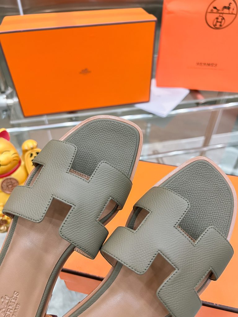 图片[7]-2023HERMES 纯进口意大利 Epsom皮 Oran凉鞋 最新配色，上脚更舒适，H有历史代表作品，永恒经典款H凉拖，居家出行两不误，此鞋款是您衣柜的点睛之笔，上脚颜值超高💃🏻💃🏻💃🏻鞋面材质💗：纯进口牛皮牛里鞋中底 💖: 纯进口牛皮包中底鞋底材质💗：零裂缝真皮中大底👑👑👑码数 💗：35-40全码(34 41 42定做不退不换)-newbee