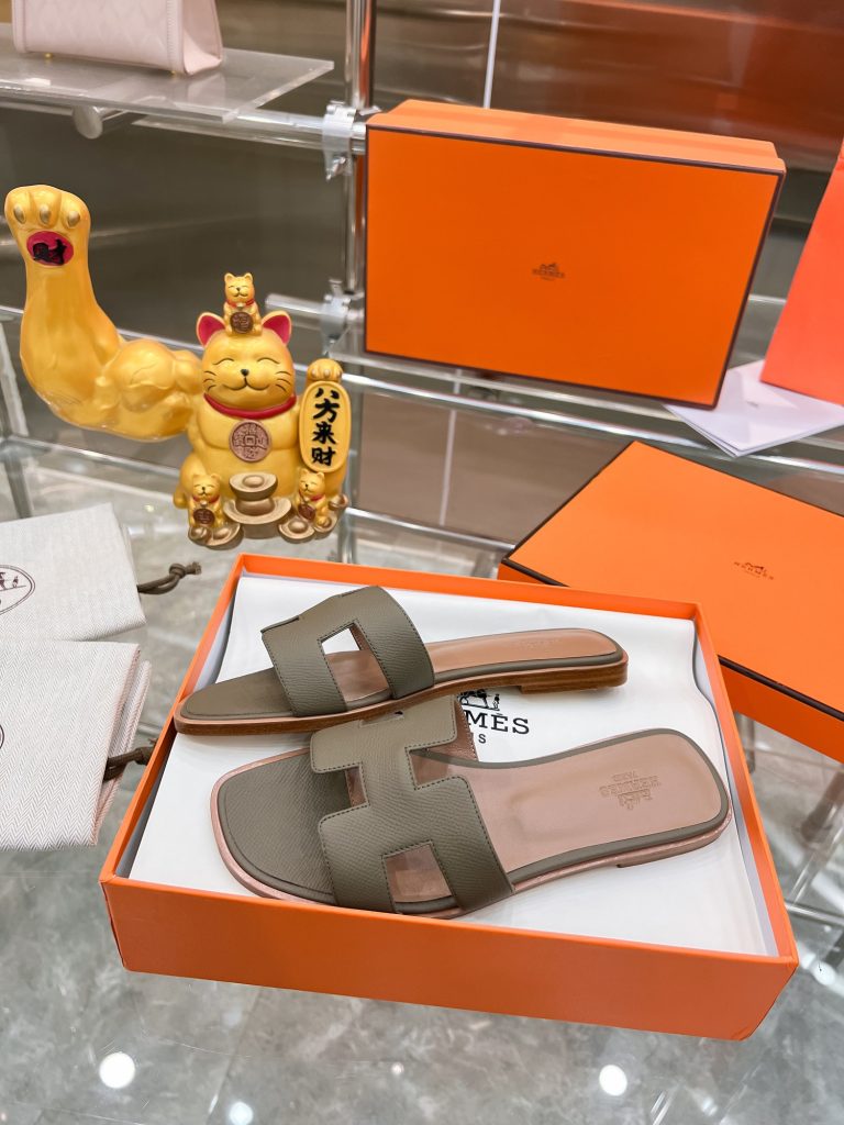 图片[8]-2023HERMES 纯进口意大利 Epsom皮 Oran凉鞋 最新配色，上脚更舒适，H有历史代表作品，永恒经典款H凉拖，居家出行两不误，此鞋款是您衣柜的点睛之笔，上脚颜值超高💃🏻💃🏻💃🏻鞋面材质💗：纯进口牛皮牛里鞋中底 💖: 纯进口牛皮包中底鞋底材质💗：零裂缝真皮中大底👑👑👑码数 💗：35-40全码(34 41 42定做不退不换)-newbee