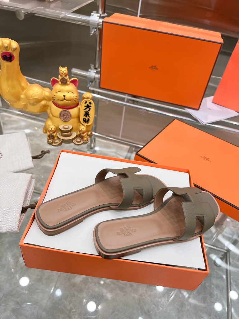 图片[9]-2023HERMES 纯进口意大利 Epsom皮 Oran凉鞋 最新配色，上脚更舒适，H有历史代表作品，永恒经典款H凉拖，居家出行两不误，此鞋款是您衣柜的点睛之笔，上脚颜值超高💃🏻💃🏻💃🏻鞋面材质💗：纯进口牛皮牛里鞋中底 💖: 纯进口牛皮包中底鞋底材质💗：零裂缝真皮中大底👑👑👑码数 💗：35-40全码(34 41 42定做不退不换)-newbee