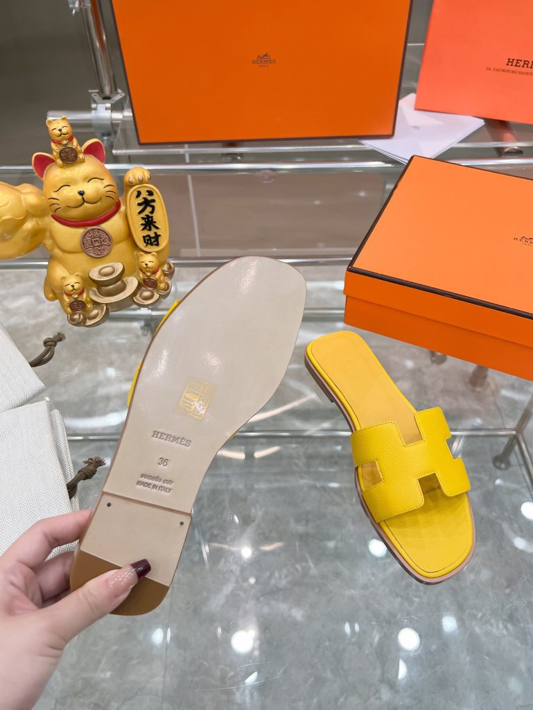 图片[2]-2023HERMES 纯进口意大利 Epsom皮 Oran凉鞋 最新配色，上脚更舒适，H有历史代表作品，永恒经典款H凉拖，居家出行两不误，此鞋款是您衣柜的点睛之笔，上脚颜值超高💃🏻💃🏻💃🏻鞋面材质💗：纯进口牛皮牛里鞋中底 💖: 纯进口牛皮包中底鞋底材质💗：零裂缝真皮中大底👑👑👑码数 💗：35-40全码(34 41 42定做不退不换)-newbee
