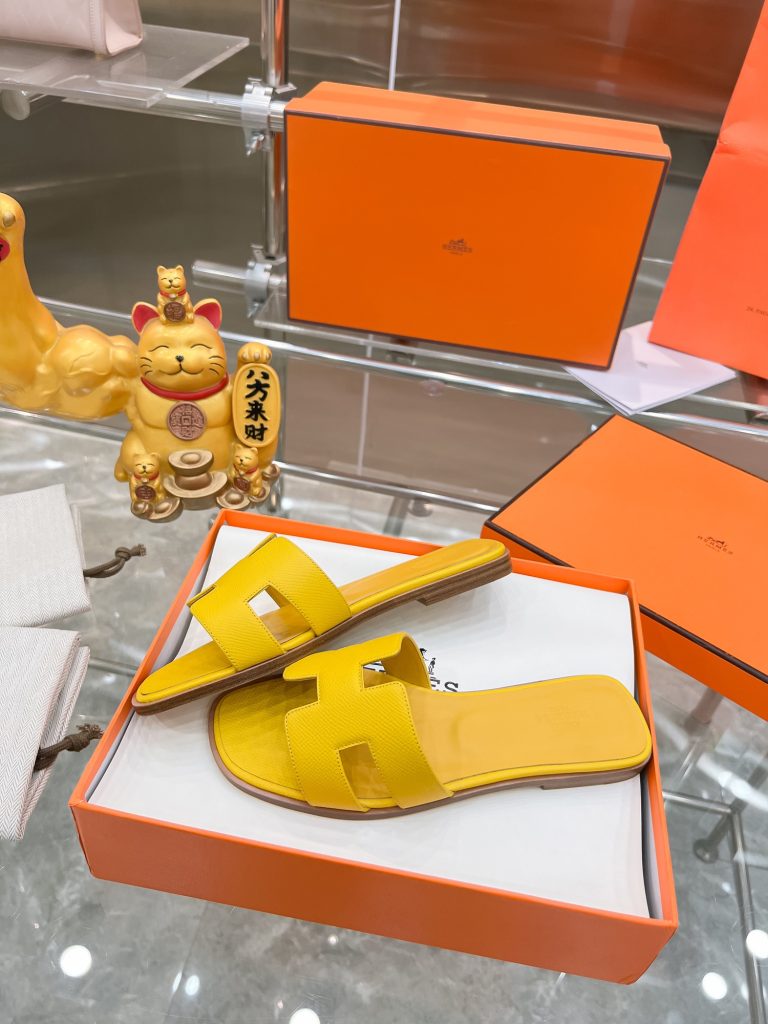 2023HERMES 纯进口意大利 Epsom皮 Oran凉鞋 最新配色，上脚更舒适，H有历史代表作品，永恒经典款H凉拖，居家出行两不误，此鞋款是您衣柜的点睛之笔，上脚颜值超高💃🏻💃🏻💃🏻鞋面材质💗：纯进口牛皮牛里鞋中底 💖: 纯进口牛皮包中底鞋底材质💗：零裂缝真皮中大底👑👑👑码数 💗：35-40全码(34 41 42定做不退不换)-newbee