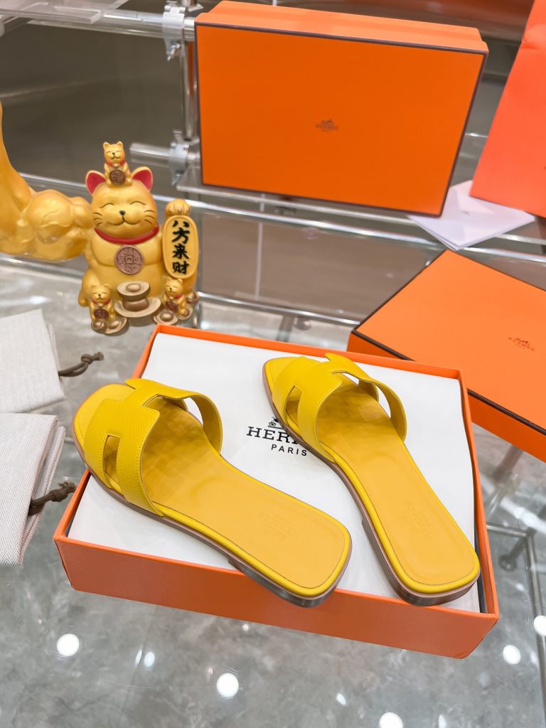 图片[3]-2023HERMES 纯进口意大利 Epsom皮 Oran凉鞋 最新配色，上脚更舒适，H有历史代表作品，永恒经典款H凉拖，居家出行两不误，此鞋款是您衣柜的点睛之笔，上脚颜值超高💃🏻💃🏻💃🏻鞋面材质💗：纯进口牛皮牛里鞋中底 💖: 纯进口牛皮包中底鞋底材质💗：零裂缝真皮中大底👑👑👑码数 💗：35-40全码(34 41 42定做不退不换)-newbee