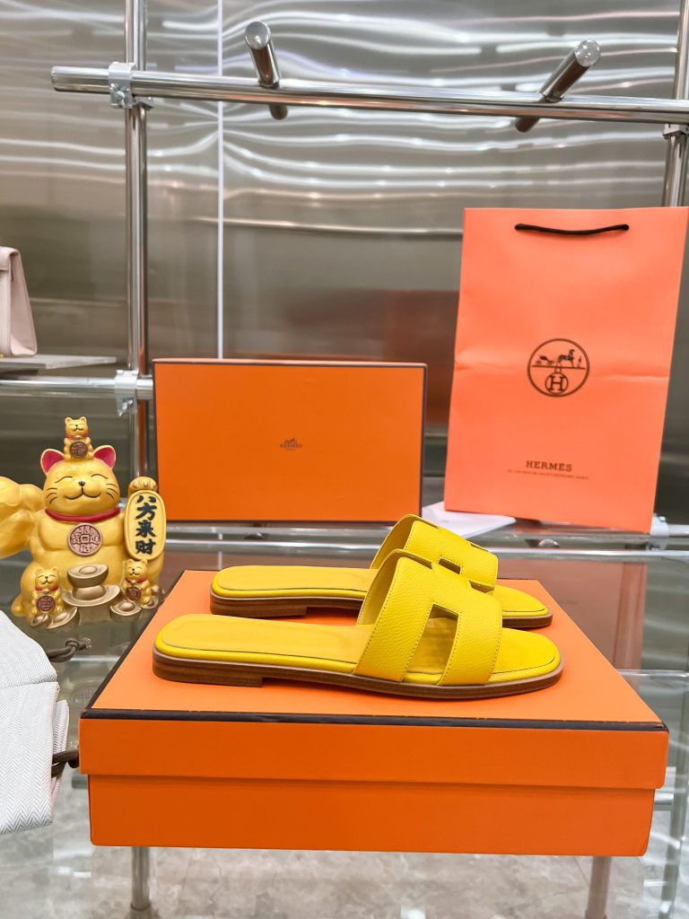 图片[4]-2023HERMES 纯进口意大利 Epsom皮 Oran凉鞋 最新配色，上脚更舒适，H有历史代表作品，永恒经典款H凉拖，居家出行两不误，此鞋款是您衣柜的点睛之笔，上脚颜值超高💃🏻💃🏻💃🏻鞋面材质💗：纯进口牛皮牛里鞋中底 💖: 纯进口牛皮包中底鞋底材质💗：零裂缝真皮中大底👑👑👑码数 💗：35-40全码(34 41 42定做不退不换)-newbee