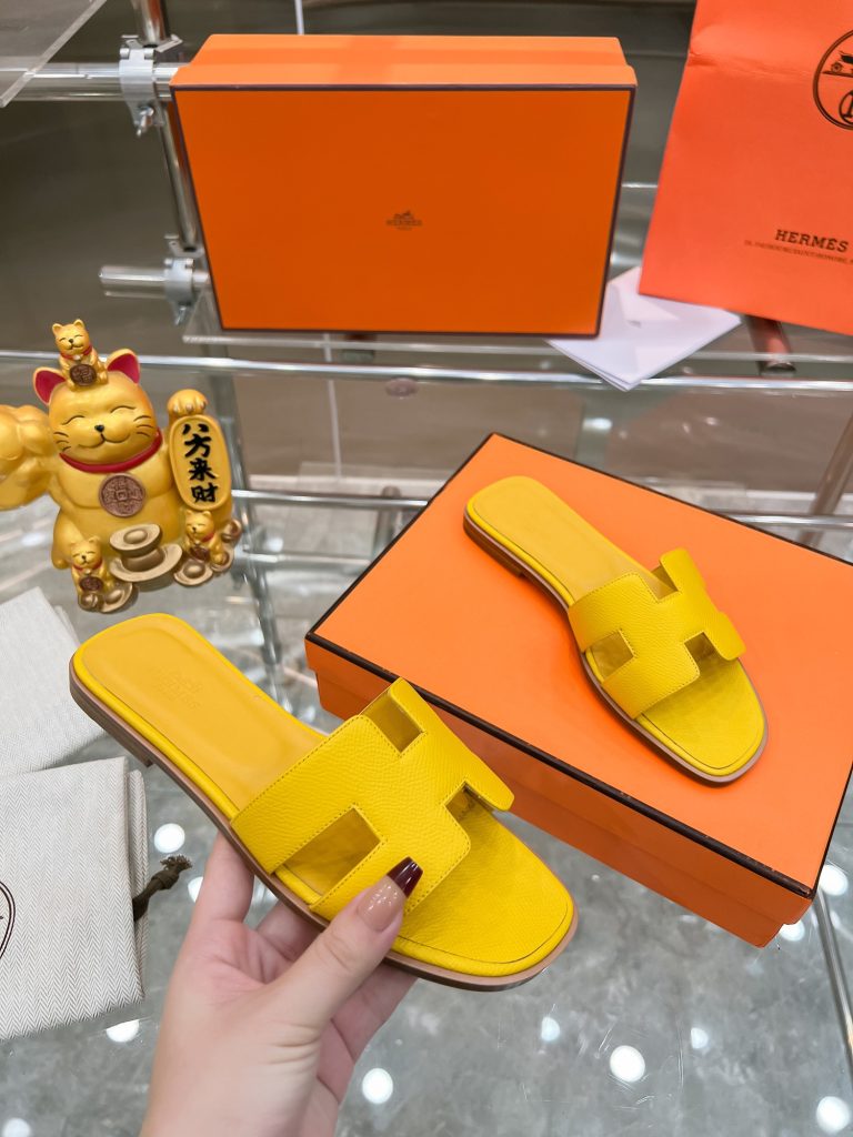 图片[5]-2023HERMES 纯进口意大利 Epsom皮 Oran凉鞋 最新配色，上脚更舒适，H有历史代表作品，永恒经典款H凉拖，居家出行两不误，此鞋款是您衣柜的点睛之笔，上脚颜值超高💃🏻💃🏻💃🏻鞋面材质💗：纯进口牛皮牛里鞋中底 💖: 纯进口牛皮包中底鞋底材质💗：零裂缝真皮中大底👑👑👑码数 💗：35-40全码(34 41 42定做不退不换)-newbee