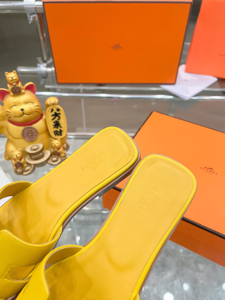 图片[6]-2023HERMES 纯进口意大利 Epsom皮 Oran凉鞋 最新配色，上脚更舒适，H有历史代表作品，永恒经典款H凉拖，居家出行两不误，此鞋款是您衣柜的点睛之笔，上脚颜值超高💃🏻💃🏻💃🏻鞋面材质💗：纯进口牛皮牛里鞋中底 💖: 纯进口牛皮包中底鞋底材质💗：零裂缝真皮中大底👑👑👑码数 💗：35-40全码(34 41 42定做不退不换)-newbee