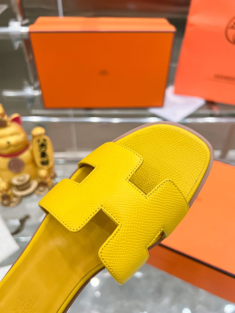 图片[7]-2023HERMES 纯进口意大利 Epsom皮 Oran凉鞋 最新配色，上脚更舒适，H有历史代表作品，永恒经典款H凉拖，居家出行两不误，此鞋款是您衣柜的点睛之笔，上脚颜值超高💃🏻💃🏻💃🏻鞋面材质💗：纯进口牛皮牛里鞋中底 💖: 纯进口牛皮包中底鞋底材质💗：零裂缝真皮中大底👑👑👑码数 💗：35-40全码(34 41 42定做不退不换)-newbee