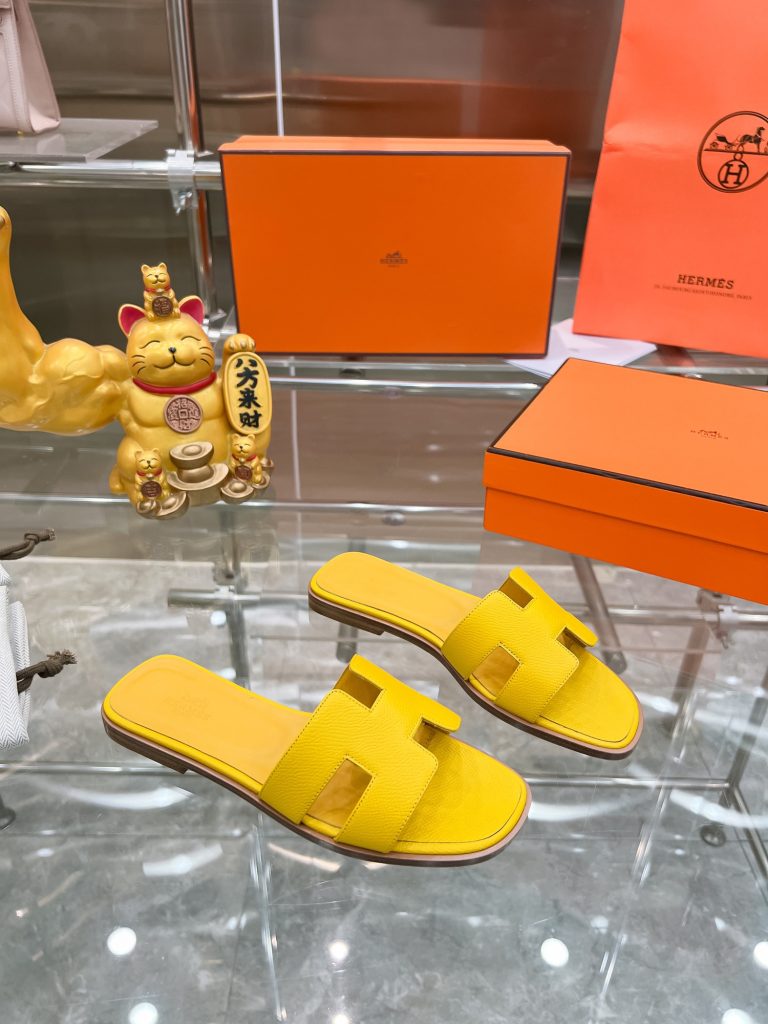 图片[9]-2023HERMES 纯进口意大利 Epsom皮 Oran凉鞋 最新配色，上脚更舒适，H有历史代表作品，永恒经典款H凉拖，居家出行两不误，此鞋款是您衣柜的点睛之笔，上脚颜值超高💃🏻💃🏻💃🏻鞋面材质💗：纯进口牛皮牛里鞋中底 💖: 纯进口牛皮包中底鞋底材质💗：零裂缝真皮中大底👑👑👑码数 💗：35-40全码(34 41 42定做不退不换)-newbee