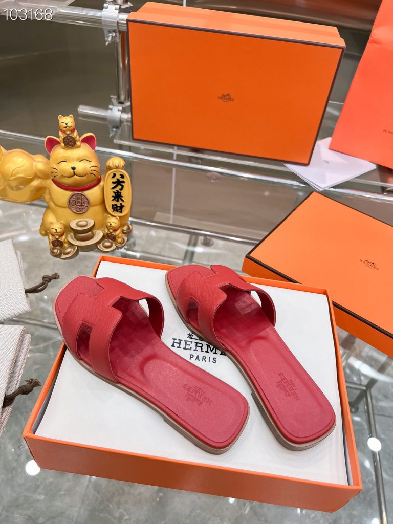 2023HERMES 纯进口意大利 Epsom皮 Oran凉鞋 最新配色，上脚更舒适，H有历史代表作品，永恒经典款H凉拖，居家出行两不误，此鞋款是您衣柜的点睛之笔，上脚颜值超高💃🏻💃🏻💃🏻鞋面材质💗：纯进口牛皮牛里鞋中底 💖: 纯进口牛皮包中底鞋底材质💗：零裂缝真皮中大底👑👑👑码数 💗：35-40全码(34 41 42定做不退不换)-newbee