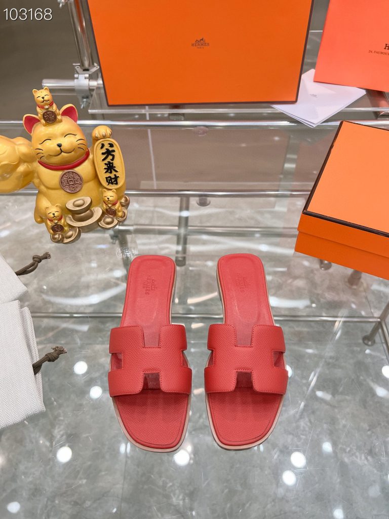 图片[2]-2023HERMES 纯进口意大利 Epsom皮 Oran凉鞋 最新配色，上脚更舒适，H有历史代表作品，永恒经典款H凉拖，居家出行两不误，此鞋款是您衣柜的点睛之笔，上脚颜值超高💃🏻💃🏻💃🏻鞋面材质💗：纯进口牛皮牛里鞋中底 💖: 纯进口牛皮包中底鞋底材质💗：零裂缝真皮中大底👑👑👑码数 💗：35-40全码(34 41 42定做不退不换)-newbee