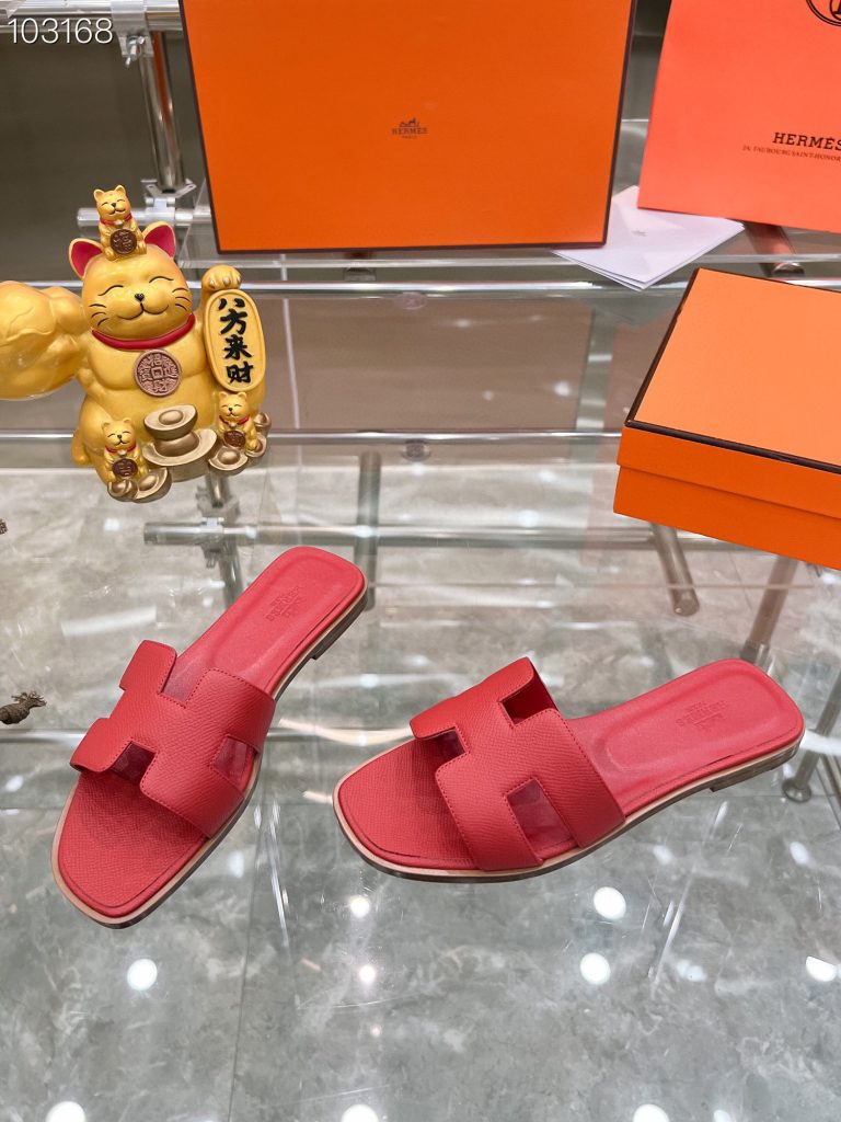 图片[3]-2023HERMES 纯进口意大利 Epsom皮 Oran凉鞋 最新配色，上脚更舒适，H有历史代表作品，永恒经典款H凉拖，居家出行两不误，此鞋款是您衣柜的点睛之笔，上脚颜值超高💃🏻💃🏻💃🏻鞋面材质💗：纯进口牛皮牛里鞋中底 💖: 纯进口牛皮包中底鞋底材质💗：零裂缝真皮中大底👑👑👑码数 💗：35-40全码(34 41 42定做不退不换)-newbee