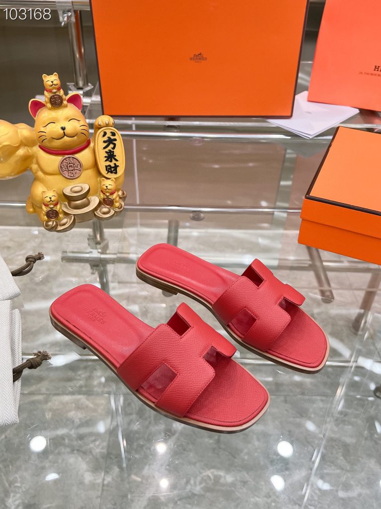 图片[4]-2023HERMES 纯进口意大利 Epsom皮 Oran凉鞋 最新配色，上脚更舒适，H有历史代表作品，永恒经典款H凉拖，居家出行两不误，此鞋款是您衣柜的点睛之笔，上脚颜值超高💃🏻💃🏻💃🏻鞋面材质💗：纯进口牛皮牛里鞋中底 💖: 纯进口牛皮包中底鞋底材质💗：零裂缝真皮中大底👑👑👑码数 💗：35-40全码(34 41 42定做不退不换)-newbee