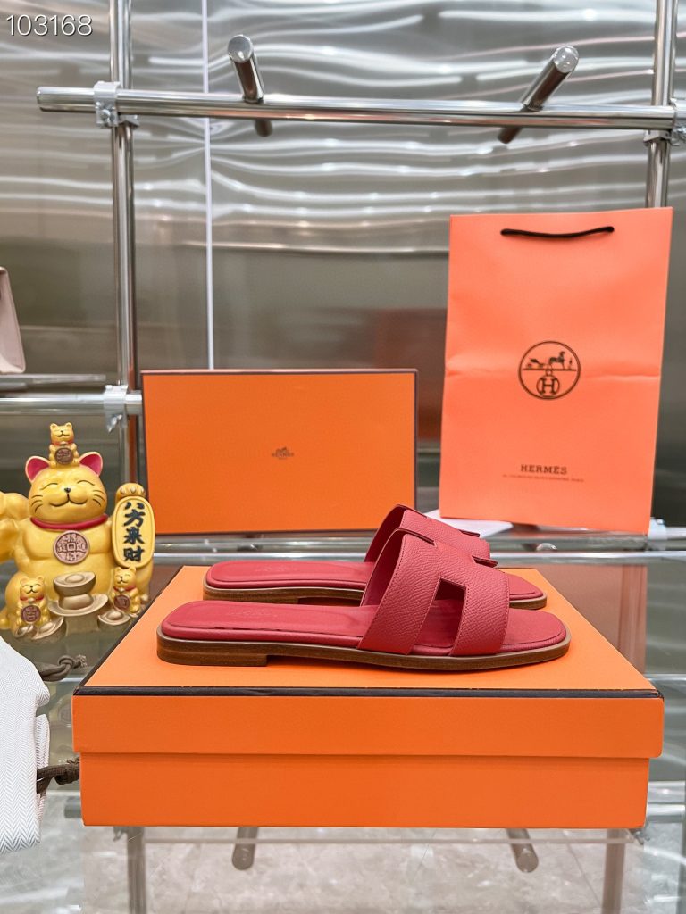 图片[5]-2023HERMES 纯进口意大利 Epsom皮 Oran凉鞋 最新配色，上脚更舒适，H有历史代表作品，永恒经典款H凉拖，居家出行两不误，此鞋款是您衣柜的点睛之笔，上脚颜值超高💃🏻💃🏻💃🏻鞋面材质💗：纯进口牛皮牛里鞋中底 💖: 纯进口牛皮包中底鞋底材质💗：零裂缝真皮中大底👑👑👑码数 💗：35-40全码(34 41 42定做不退不换)-newbee