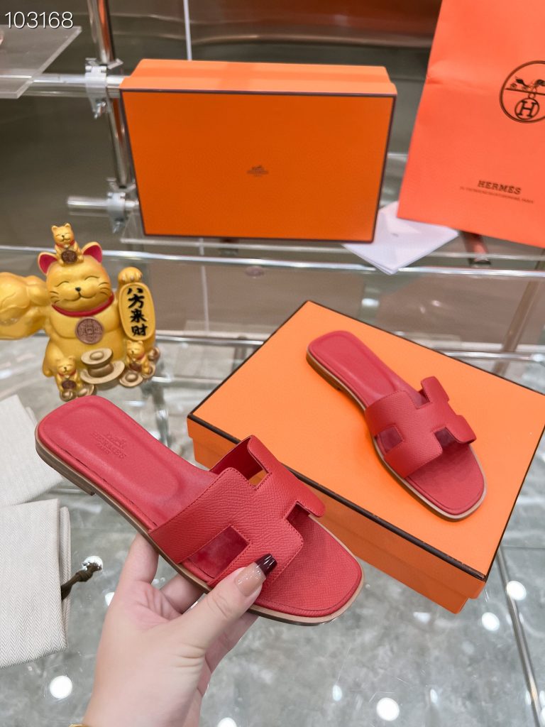 图片[6]-2023HERMES 纯进口意大利 Epsom皮 Oran凉鞋 最新配色，上脚更舒适，H有历史代表作品，永恒经典款H凉拖，居家出行两不误，此鞋款是您衣柜的点睛之笔，上脚颜值超高💃🏻💃🏻💃🏻鞋面材质💗：纯进口牛皮牛里鞋中底 💖: 纯进口牛皮包中底鞋底材质💗：零裂缝真皮中大底👑👑👑码数 💗：35-40全码(34 41 42定做不退不换)-newbee