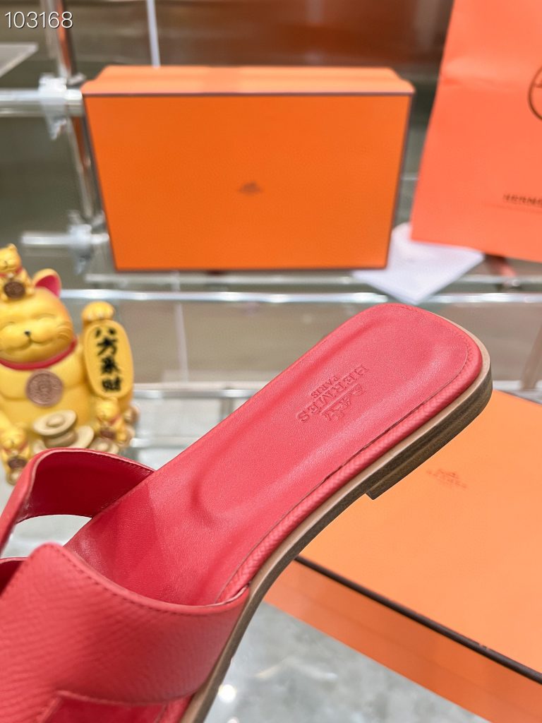 图片[7]-2023HERMES 纯进口意大利 Epsom皮 Oran凉鞋 最新配色，上脚更舒适，H有历史代表作品，永恒经典款H凉拖，居家出行两不误，此鞋款是您衣柜的点睛之笔，上脚颜值超高💃🏻💃🏻💃🏻鞋面材质💗：纯进口牛皮牛里鞋中底 💖: 纯进口牛皮包中底鞋底材质💗：零裂缝真皮中大底👑👑👑码数 💗：35-40全码(34 41 42定做不退不换)-newbee