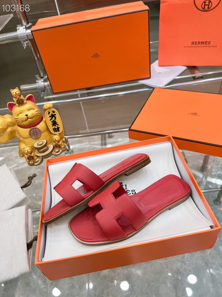 图片[8]-2023HERMES 纯进口意大利 Epsom皮 Oran凉鞋 最新配色，上脚更舒适，H有历史代表作品，永恒经典款H凉拖，居家出行两不误，此鞋款是您衣柜的点睛之笔，上脚颜值超高💃🏻💃🏻💃🏻鞋面材质💗：纯进口牛皮牛里鞋中底 💖: 纯进口牛皮包中底鞋底材质💗：零裂缝真皮中大底👑👑👑码数 💗：35-40全码(34 41 42定做不退不换)-newbee