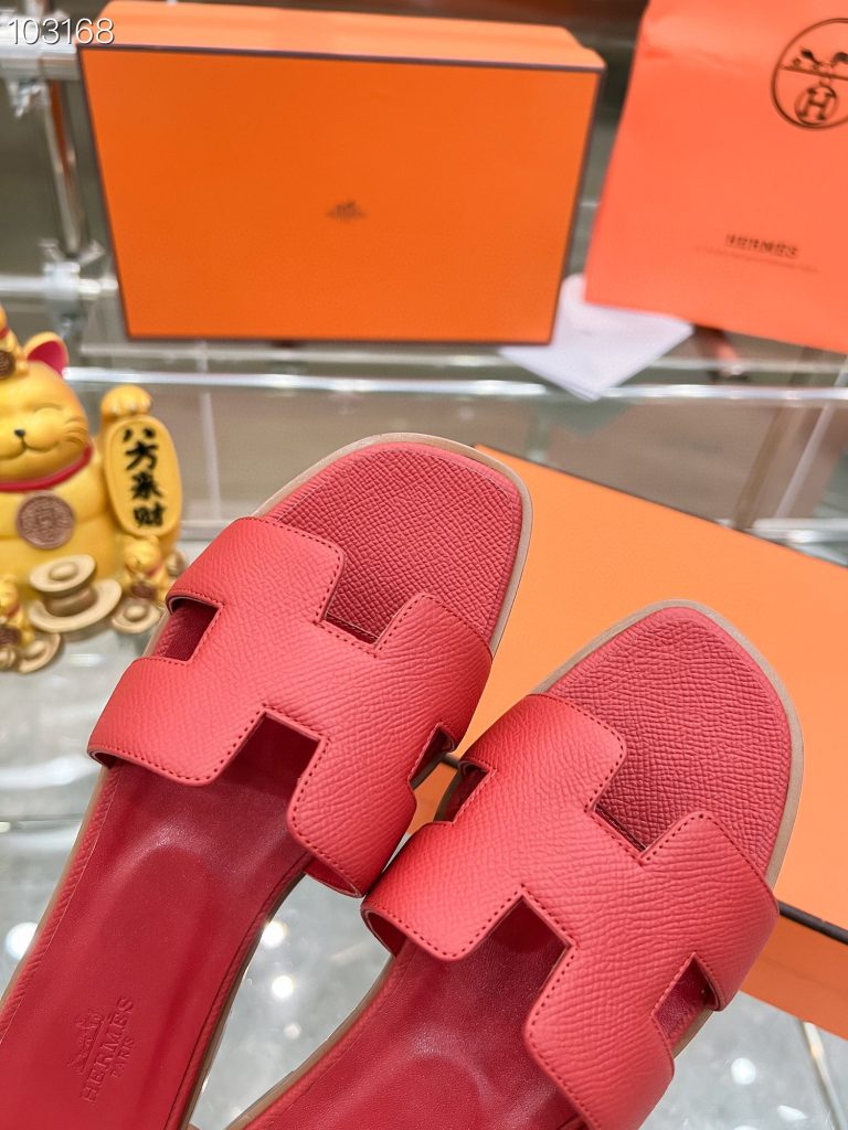 图片[9]-2023HERMES 纯进口意大利 Epsom皮 Oran凉鞋 最新配色，上脚更舒适，H有历史代表作品，永恒经典款H凉拖，居家出行两不误，此鞋款是您衣柜的点睛之笔，上脚颜值超高💃🏻💃🏻💃🏻鞋面材质💗：纯进口牛皮牛里鞋中底 💖: 纯进口牛皮包中底鞋底材质💗：零裂缝真皮中大底👑👑👑码数 💗：35-40全码(34 41 42定做不退不换)-newbee