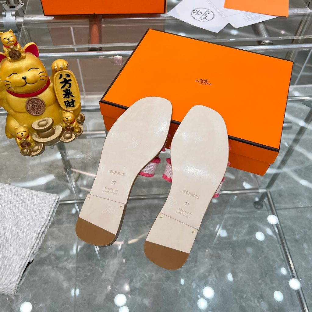 图片[2]-2023HERMES 纯进口意大利 Epsom皮 Oran凉鞋 最新配色，上脚更舒适，H有历史代表作品，永恒经典款H凉拖，居家出行两不误，此鞋款是您衣柜的点睛之笔，上脚颜值超高💃🏻💃🏻💃🏻鞋面材质💗：纯进口牛皮牛里鞋中底 💖: 纯进口牛皮包中底鞋底材质💗：零裂缝真皮中大底👑👑👑码数 💗：35-40全码(34 41 42定做不退不换)-newbee
