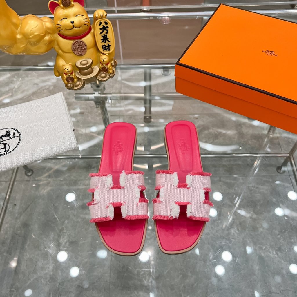 2023HERMES 纯进口意大利 Epsom皮 Oran凉鞋 最新配色，上脚更舒适，H有历史代表作品，永恒经典款H凉拖，居家出行两不误，此鞋款是您衣柜的点睛之笔，上脚颜值超高💃🏻💃🏻💃🏻鞋面材质💗：纯进口牛皮牛里鞋中底 💖: 纯进口牛皮包中底鞋底材质💗：零裂缝真皮中大底👑👑👑码数 💗：35-40全码(34 41 42定做不退不换)-newbee