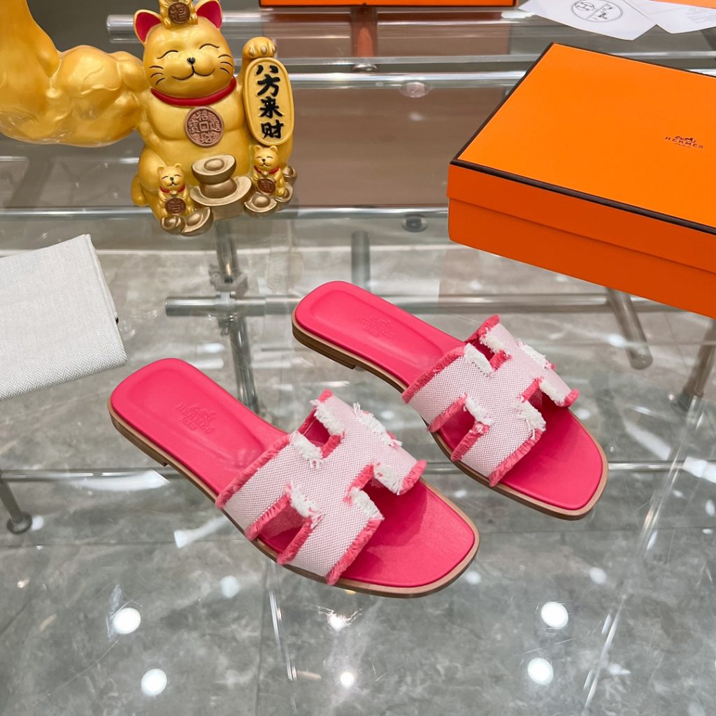 图片[3]-2023HERMES 纯进口意大利 Epsom皮 Oran凉鞋 最新配色，上脚更舒适，H有历史代表作品，永恒经典款H凉拖，居家出行两不误，此鞋款是您衣柜的点睛之笔，上脚颜值超高💃🏻💃🏻💃🏻鞋面材质💗：纯进口牛皮牛里鞋中底 💖: 纯进口牛皮包中底鞋底材质💗：零裂缝真皮中大底👑👑👑码数 💗：35-40全码(34 41 42定做不退不换)-newbee