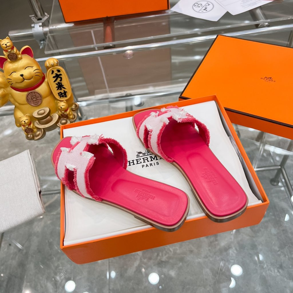图片[4]-2023HERMES 纯进口意大利 Epsom皮 Oran凉鞋 最新配色，上脚更舒适，H有历史代表作品，永恒经典款H凉拖，居家出行两不误，此鞋款是您衣柜的点睛之笔，上脚颜值超高💃🏻💃🏻💃🏻鞋面材质💗：纯进口牛皮牛里鞋中底 💖: 纯进口牛皮包中底鞋底材质💗：零裂缝真皮中大底👑👑👑码数 💗：35-40全码(34 41 42定做不退不换)-newbee