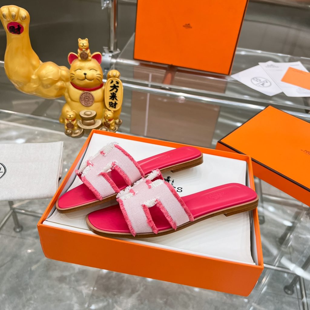 图片[5]-2023HERMES 纯进口意大利 Epsom皮 Oran凉鞋 最新配色，上脚更舒适，H有历史代表作品，永恒经典款H凉拖，居家出行两不误，此鞋款是您衣柜的点睛之笔，上脚颜值超高💃🏻💃🏻💃🏻鞋面材质💗：纯进口牛皮牛里鞋中底 💖: 纯进口牛皮包中底鞋底材质💗：零裂缝真皮中大底👑👑👑码数 💗：35-40全码(34 41 42定做不退不换)-newbee