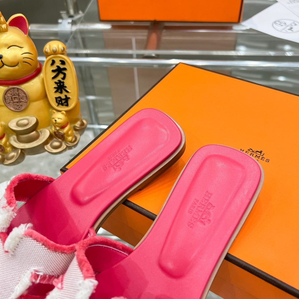图片[7]-2023HERMES 纯进口意大利 Epsom皮 Oran凉鞋 最新配色，上脚更舒适，H有历史代表作品，永恒经典款H凉拖，居家出行两不误，此鞋款是您衣柜的点睛之笔，上脚颜值超高💃🏻💃🏻💃🏻鞋面材质💗：纯进口牛皮牛里鞋中底 💖: 纯进口牛皮包中底鞋底材质💗：零裂缝真皮中大底👑👑👑码数 💗：35-40全码(34 41 42定做不退不换)-newbee