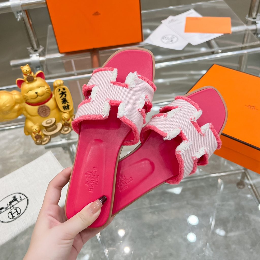 图片[8]-2023HERMES 纯进口意大利 Epsom皮 Oran凉鞋 最新配色，上脚更舒适，H有历史代表作品，永恒经典款H凉拖，居家出行两不误，此鞋款是您衣柜的点睛之笔，上脚颜值超高💃🏻💃🏻💃🏻鞋面材质💗：纯进口牛皮牛里鞋中底 💖: 纯进口牛皮包中底鞋底材质💗：零裂缝真皮中大底👑👑👑码数 💗：35-40全码(34 41 42定做不退不换)-newbee