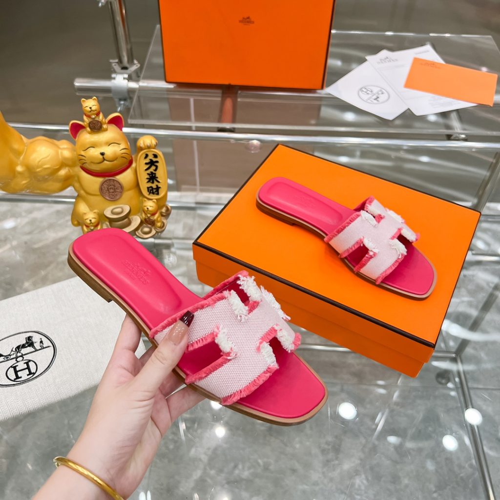 图片[9]-2023HERMES 纯进口意大利 Epsom皮 Oran凉鞋 最新配色，上脚更舒适，H有历史代表作品，永恒经典款H凉拖，居家出行两不误，此鞋款是您衣柜的点睛之笔，上脚颜值超高💃🏻💃🏻💃🏻鞋面材质💗：纯进口牛皮牛里鞋中底 💖: 纯进口牛皮包中底鞋底材质💗：零裂缝真皮中大底👑👑👑码数 💗：35-40全码(34 41 42定做不退不换)-newbee