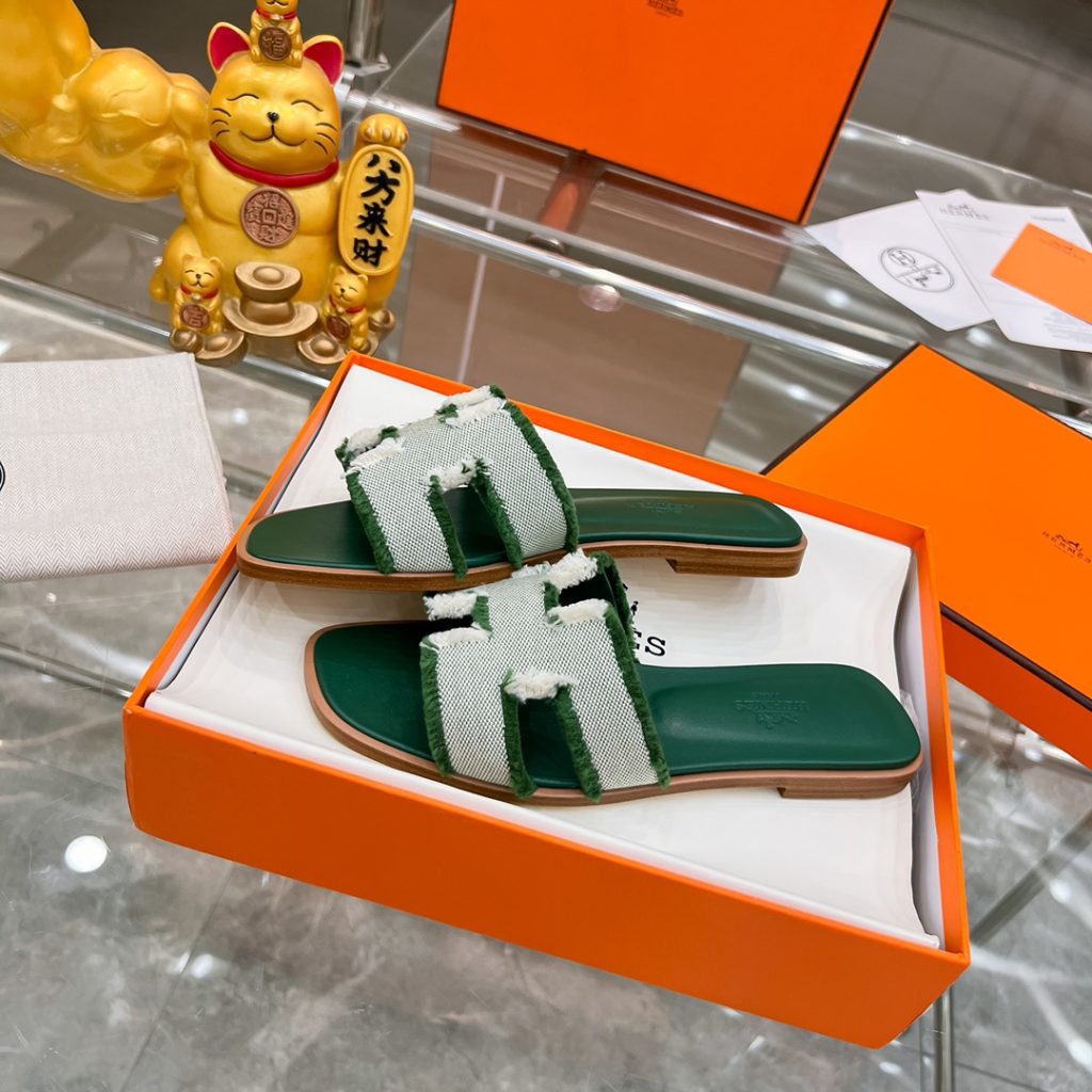 2023HERMES 纯进口意大利 Epsom皮 Oran凉鞋 最新配色，上脚更舒适，H有历史代表作品，永恒经典款H凉拖，居家出行两不误，此鞋款是您衣柜的点睛之笔，上脚颜值超高💃🏻💃🏻💃🏻鞋面材质💗：纯进口牛皮牛里鞋中底 💖: 纯进口牛皮包中底鞋底材质💗：零裂缝真皮中大底👑👑👑码数 💗：35-40全码(34 41 42定做不退不换)-newbee